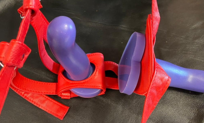 Dual dildo accessory connects 2nd dildo to strap-on